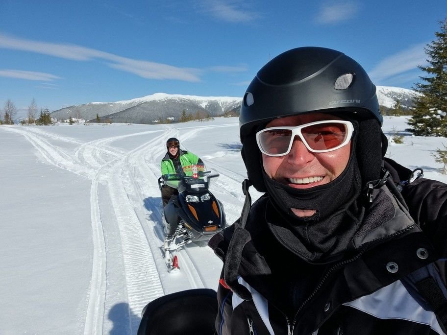 Snowmobil în munți iarna